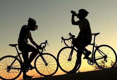 自行車運動指南:頭盔必須佩帶 熱身最為關鍵_戶外頻道_新浪競技風暴_新浪網(wǎng)